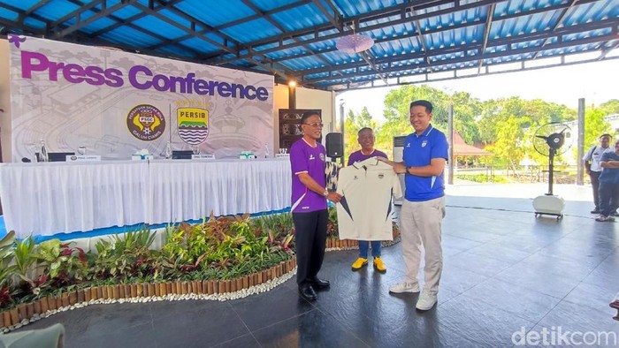 Penandatanganan kerja sama PSGC Ciamis dan Persib Bandung.