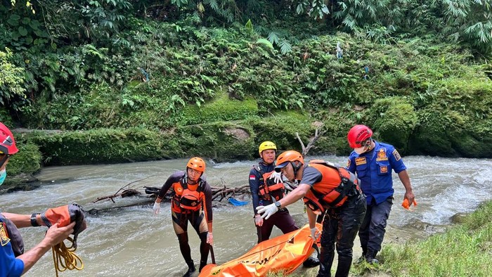 Tim SAR gabungan saat mengevakuasi jasad korban hanyut di Simalungun.
