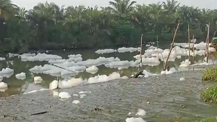 Penampakan busa di Sungai Percut, Kecamatan Percut Sei Tuan, Kabupaten Deli Serdang