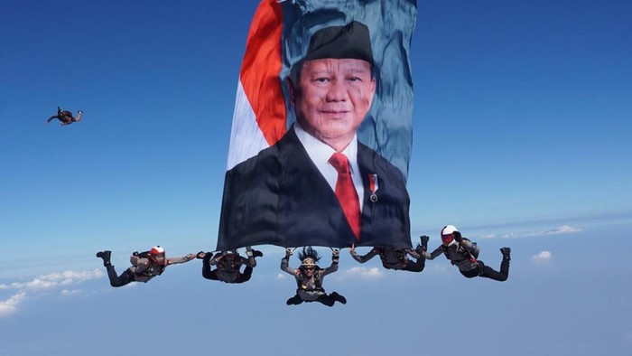 Penerjun payung Polri kibarkan foto Prabowo di langit saat Hari Bhayangkara ke-80 (dok. Istimewa)