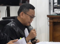 Tangis Pengacara Bela Nikita Mirzani: Kasihan Anak-anak Kehilangan Ibu