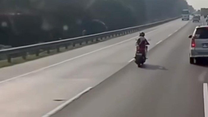 Pengendara motor nyelonong masuk Tol Jakarta-Cikampek, Selasa (30/6/2026).
