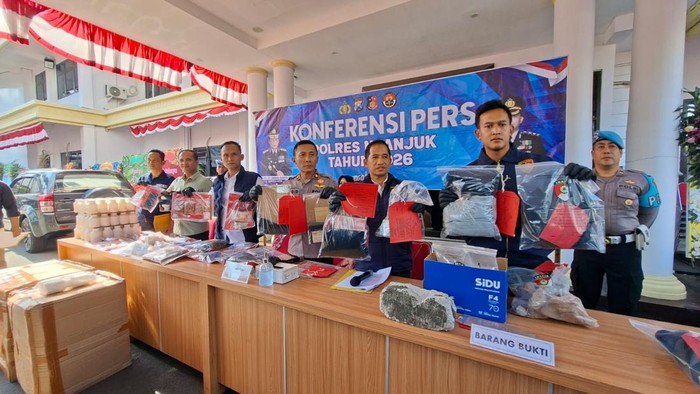 Pers release kasus pengeroyokan yang menewaskan satu orang di Nganjuk
