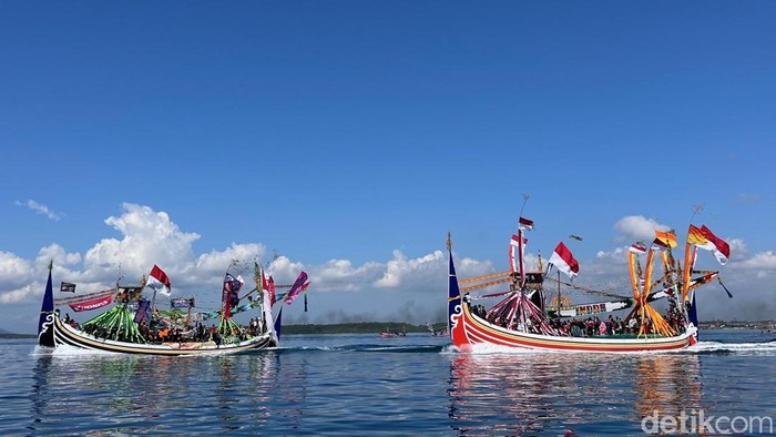 Perahu slerek yang membawa sesaji dalam petik laut muncar dikawal satu perahu pendamping siap melarung sesaji.