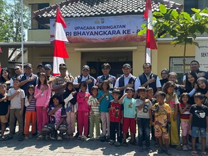 Semangatnya Warga Ikuti Peringatan Hari Bhayangkara Ke-80 di Pulau Kelapa
