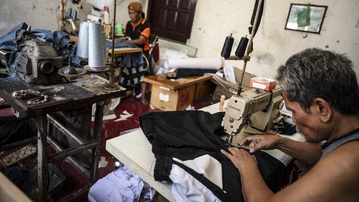 Pekerja menyelesaikan produksi seragam sekolah di rumah konveksi, Semarang, Jawa Tengah, Rabu (1/7/2026). Menjelang tahun ajaran baru 2026/2027, rumah konveksi tersebut meningkatkan produksi seragam sekolah hingga tiga kali lipat dibandingkan hari biasa yang kemudian dijual dengan harga mulai Rp69.000 hingga Rp130.000 per potong, bergantung pada jenis bahan dan ukurannya. ANTARA FOTO/Aprillio Akbar