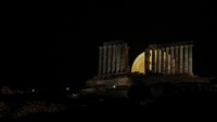 Fenomena tersebut menjadi daya tarik bagi warga maupun wisatawan yang berkumpul di kawasan pesisir selatan Athena untuk menyaksikan kemunculan bulan purnama di atas salah satu situs arkeologi paling ikonik di Yunani. Siluet Kuil Poseidon yang berdiri di tepi tebing menghadap Laut Aegea semakin memperkuat panorama saat cahaya bulan mulai menerangi langit malam. REUTERS/Louisa Gouliamaki