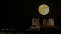 Fenomena astronomi seperti Purnama Stroberi terjadi setiap tahun ketika Bulan berada pada fase penuh di bulan Juni. Meski tidak tergolong peristiwa langit yang langka, kemunculannya selalu menarik perhatian para pengamat astronomi dan fotografer karena menawarkan momen visual yang unik, terutama ketika dipadukan dengan lanskap bersejarah. REUTERS/Louisa Gouliamaki