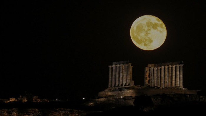 June's 'Strawberry' full moon rises over the ancient Temple of Poseidon at Cape Sounion, south of Athens, Greece, June 30, 2026. REUTERS/Louisa Gouliamaki