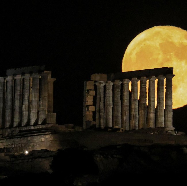 Pesona Purnama Stroberi di Atas Temple Poseidon