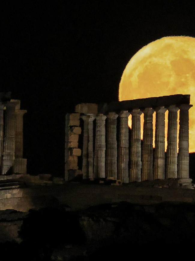 Pesona Purnama Stroberi di Atas Temple Poseidon