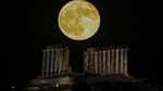 Pesona Purnama Stroberi di Atas Temple Poseidon
