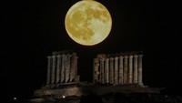 Kuil Poseidon di Cape Sounion merupakan salah satu peninggalan penting peradaban Yunani kuno yang dibangun sekitar abad ke-5 sebelum Masehi. Lokasinya yang berada di ujung semenanjung Attica menjadikan situs ini sebagai salah satu tempat favorit untuk menyaksikan matahari terbenam maupun terbitnya bulan purnama. REUTERS/Louisa Gouliamaki