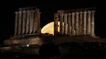 Pesona Purnama Stroberi di Atas Temple Poseidon