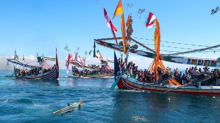 Warga melarung gitik (sesaji) ke laut pada prosesi ritual Petik Laut di Perairan Muncar, Banyuwangi, Jawa Timur, Rabu (1/7/2026). Tradisi tahunan masyarakat pesisir itu selain menjadi ungkapan rasa syukur dan doa keselamatan bagi para nelayan, juga sebagai penggerak eonomi lokal melalui perdagangan, jasa wisata sekaligus menjaga kelestarian budaya maritim yang diwariskan dari generasi ke generasi. ANTARA FOTO/Budi Candra Setya/YU