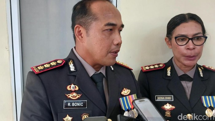 Dirreskrimmum Polda Kepri, Kombes Ronni Bonic dan Kabid Humas Polda Kepri Kombes Nona Pricillia Ohei saat memberikan keterangan.