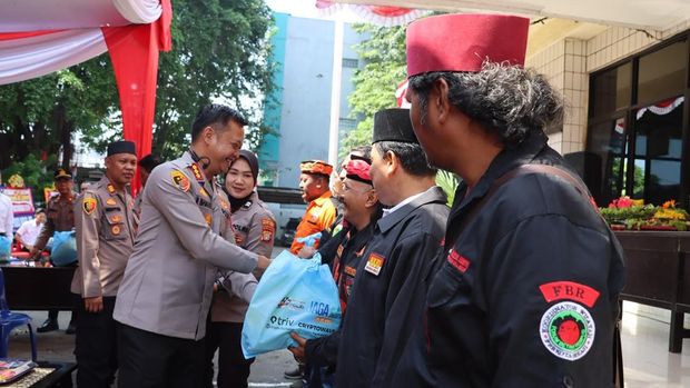 Polda Metro Jaya bersama polres dan polsek jajaran menggelar syukuran Hari Bhayangkara ke-80 bersama masyarakat.