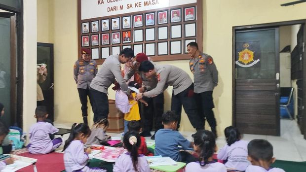 Polda Metro Jaya bersama polres dan polsek jajaran menggelar syukuran Hari Bhayangkara ke-80 bersama masyarakat.
