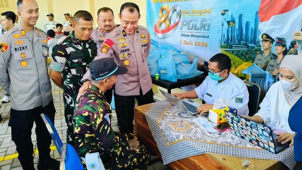 Polda Metro Jaya bersama polres dan polsek jajaran menggelar syukuran Hari Bhayangkara ke-80 bersama masyarakat.