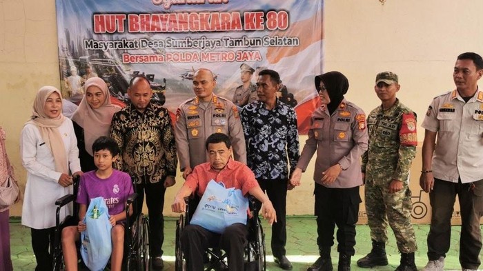 Polda Metro Jaya bersama polres dan polsek jajaran menggelar syukuran Hari Bhayangkara ke-80 bersama masyarakat.