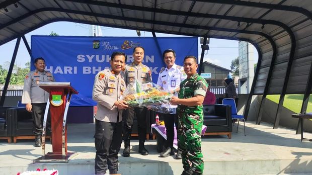 Polda Metro Jaya bersama Polres Tangerang Selatan dan Polsek Cisauk menggelar kegiatan bakti sosial dalam memperingati Hari Bhayangkara ke-80.