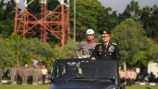 Polda Riau menggelar Upacara Hari Bhayangkara ke-80, Rabu (1/7/2026).