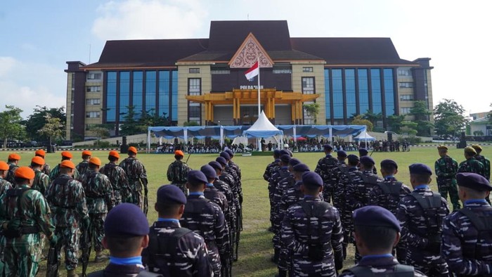 Polda Riau menggelar Upacara Hari Bhayangkara ke-80, Rabu (1/7/2026).
