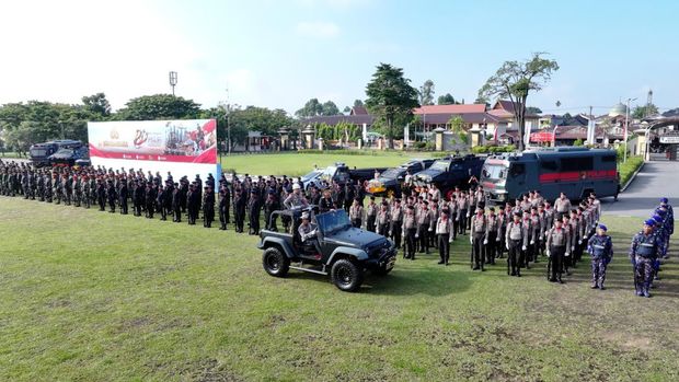 Polda Riau menggelar Upacara Hari Bhayangkara ke-80, Rabu (1/7/2026).