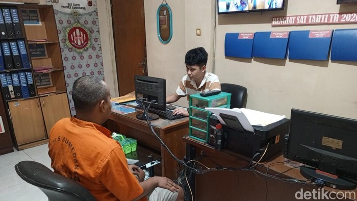 Polisi saat menginterogasi pengedar obat terlarang