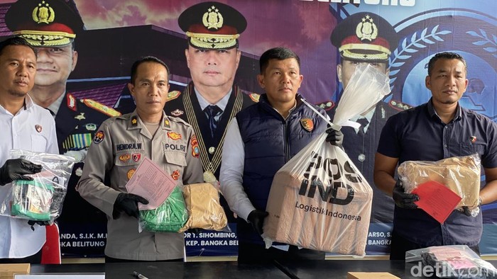 Polisi saat rilis ungkap kasus narkotika di Babel dan menghadirkan barang bukti.