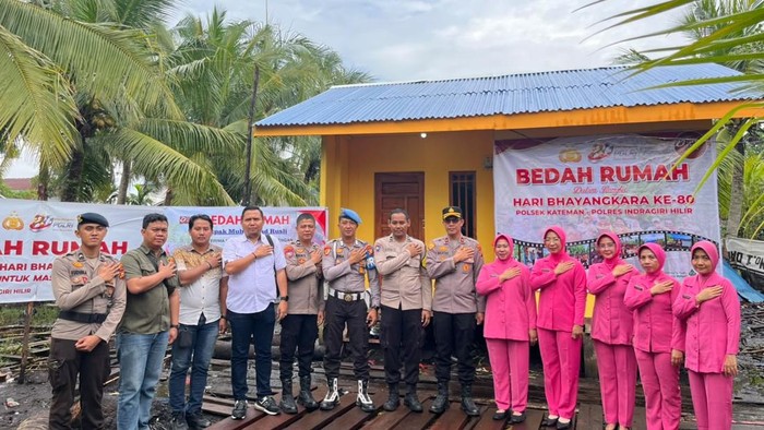 Polres Inhil bedah rumah warga dan membuat sumur bor untuk kebutuhan air bersih warga di Hari Bhayangkara ke-80