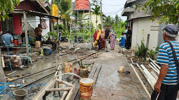 Polres Inhil bedah rumah warga dan membuat sumur bor untuk kebutuhan air bersih warga di Hari Bhayangkara ke-80