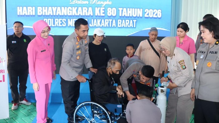 Polres Jakbar menggelar bakti kesehatan untuk warga di Hari Bhayangkara ke-80. (Dok. Istimewa)