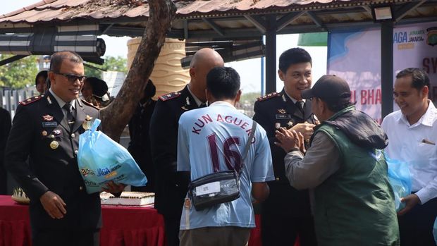Polres Kepulauan Seribu menggelar tabur bunga di Hari Bhayangkara ke-80 dan berbagi sembako dengan masyarakat, Rabu (1/7/2026).