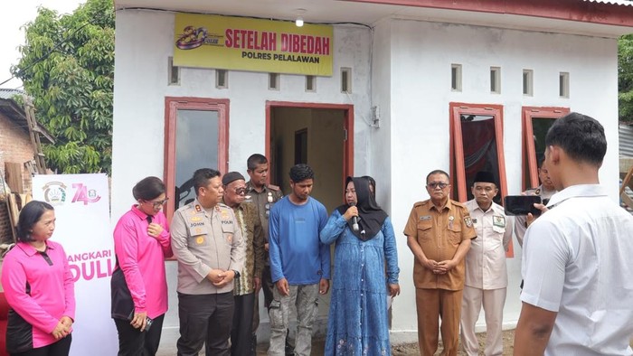 Polres Pelalawan menyerahkan kunci rumah warga di Pangkalan Kerinci yang selesai dibedah bertepatan di Hari Bhayangkara ke-80, Rabu (1/7/2026).