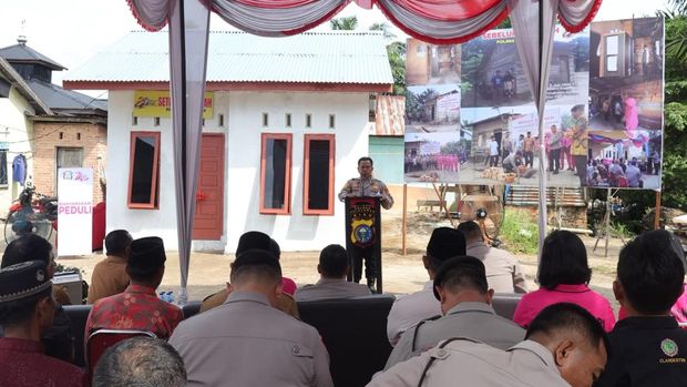 Polres Pelalawan menyerahkan kunci rumah warga di Pangkalan Kerinci yang selesai dibedah bertepatan di Hari Bhayangkara ke-80, Rabu (1/7/2026).
