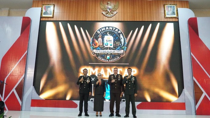 Polresta Sidoarjo luncurkan Simantap, layanan perpanjang SIM malam hari.