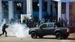 Polri Peragakan Operasi Penyelamatan Sandera pada Hari Bhayangkara ke-80