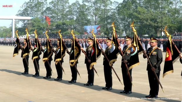 Prabowo Subianto memberikan penghargaan Nugraha Sakanti kepada 11 Satker Polri di Hari Bhayangkara ke-80, Rabu (1/7/2026).