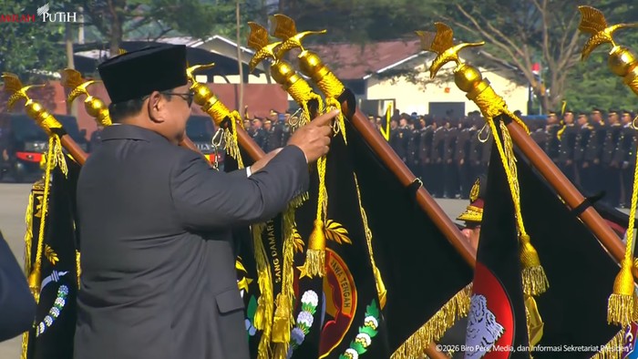 Prabowo Subianto memberikan penghargaan Nugraha Sakanti kepada 11 Satker Polri di Hari Bhayangkara ke-80, Rabu (1/7/2026)