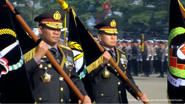 Prabowo Subianto menganugerahkan tanda kehormatan Nugraha Sakanti ke 11 satker Polri di Hari Bhayangkara ke-80, Rabu (1/7/2026).