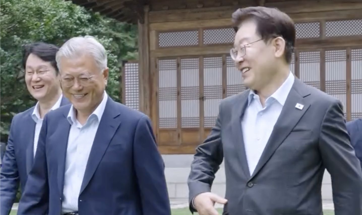 Presiden Lee Jae Myung (kanan) dan mantan Presiden Moon Jae-in menuju pertemuan makan siang di wisma Sangchunjae di dalam Cheong Wa Dae di Seoul pada hari Rabu (1/7/2026). (Instagram/2_jaemyung)