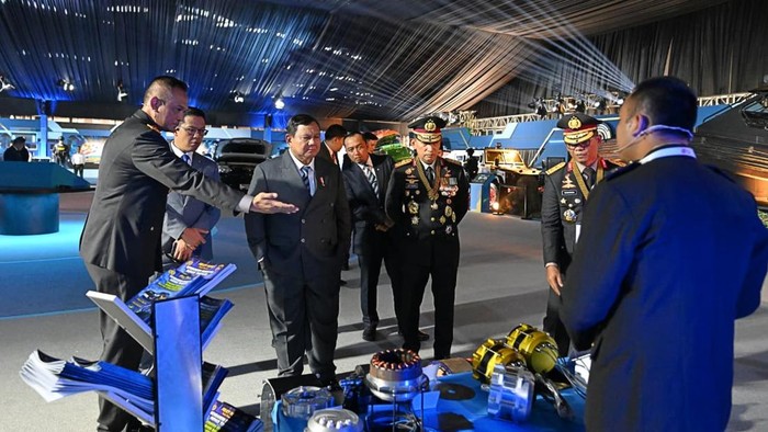 Presiden Prabowo Subianto dan Kapolri tinjau Pameran Bhayangkara ke-80, menampilkan inovasi buatan anak bangsa. (dok. Biro Sekretaris Presiden)