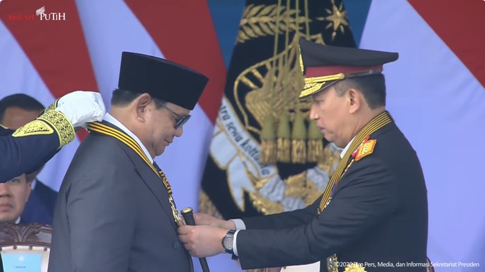 Presiden Prabowo Subianto mendapat penganugerahan Medali Kehormatan Loka Praja Samrakshana dari Polri. (YouTube Setpres)