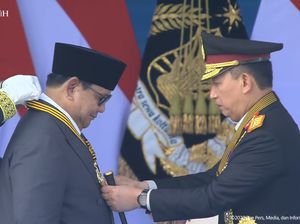 Video: Kala Kapolri Kalungi Prabowo Medali Kehormatan Loka Praja Samrakshana