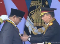 Video: Kala Kapolri Kalungi Prabowo Medali Kehormatan Loka Praja Samrakshana