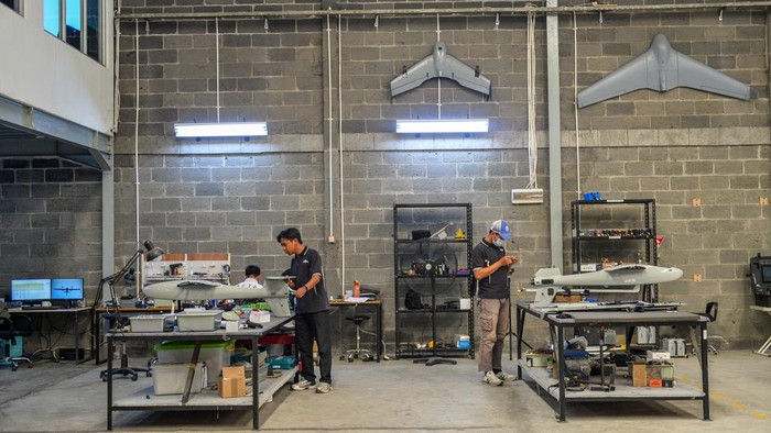 Pekerja merangkai komponen pesawat tanpa awak atau drone di fasilitas produksi BETA-UAS, Katapang, Kabupaten Bandung, Jawa Barat, Rabu (1/7/2026). Alumni Teknik Penerbangan ITB mendirikan BETA-UAS pada 2016 dan telah memproduksi berbagai jenis drone beserta ekosistem pendukungnya untuk kebutuhan pemantauan, pemetaan, inspeksi, dan produk tersebut telah dipasarkan ke berbagai daerah di Indonesia serta sejumlah negara, antara lain Australia, Korea, dan beberapa negara Asia lainnya. ANTARA FOTO/Raisan Al Farisi/tom.