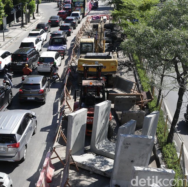 Proyek Gorong-gorong Jalan Moestopo Makan Badan Jalan Bikin Macet
