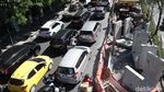 Proyek Gorong-gorong Jalan Moestopo Makan Badan Jalan Bikin Macet