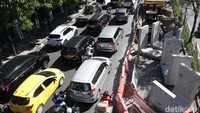 Kepala Bidang (Kabid) Drainase Dinas Sumber Daya Air dan Bina Marga (DSDABM) Surabaya, Adi Gunita mengakui proyek tersebut berdampak pada pengguna jalan. Pihkanya kemudian meminta maaf kepada warga Kota Surabaya.
